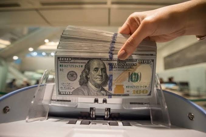 ظل سعر صرف الليرة مقابل الدولار يسجّل هذا الأسبوع تحركات هامشية في السوق الموازية 89600-89700 (ارشيف)