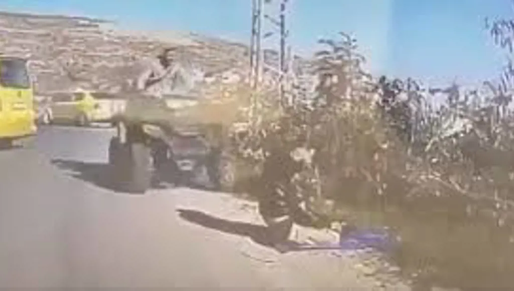 فيديو مروّع لجندي إسرائيلي يصدم فلسطينياً بسيارته أثناء الصلاة بالضفة الغربية