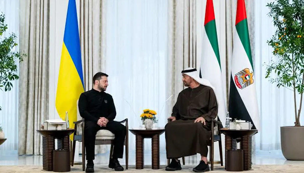اتصال بين محمد بن زايد وزيلينسكي: بحثٌ في مستجدات الأزمة الأوكرانية وتداعياتها الإنسانية