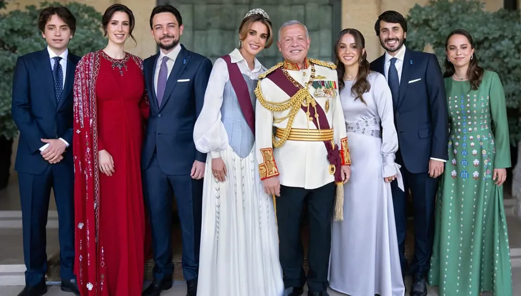 صورة عائليّة احتفالاً بالعام الجديد... الملكة رانيا: على أمل (فيديو)