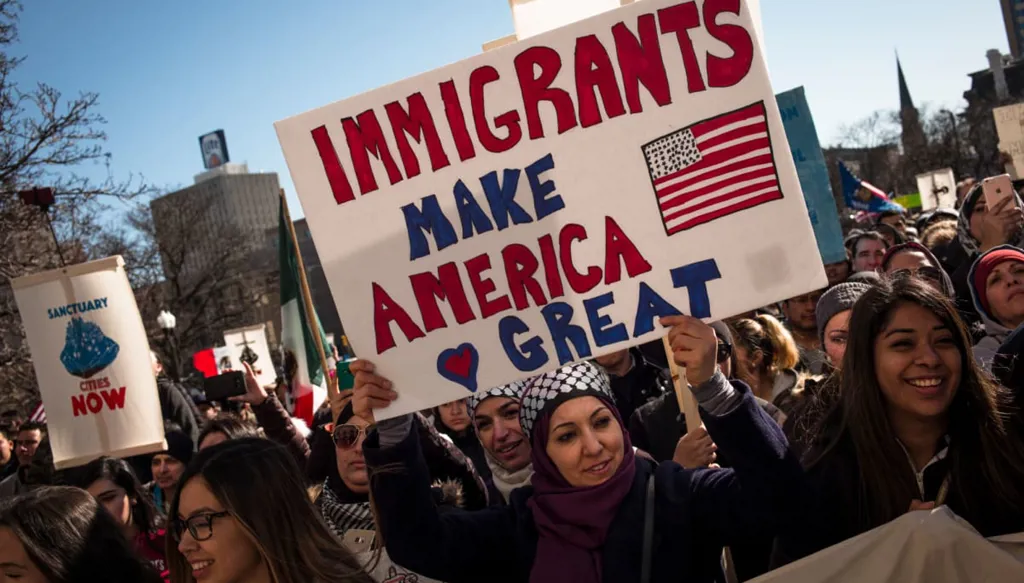 إدارة ترامب تقيم مركز احتجاز للمهاجرين في قاعدة عسكرية