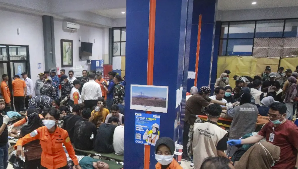 إندونسيا تبدأ تعديل وضع سفينة بعد غرقها... و129 شخصاً في عداد المفقودين