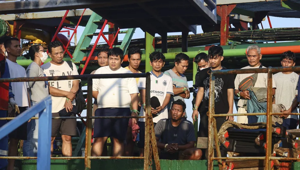 ينتظر الناجون من عبّارة الركاب "فيرغو ترانسبورت 8" -التي انقلبت في 13 سبتمبر/أيلول أثناء رحلتها وذلك في 14 أيلول/سبتمبر 2026. (أ.ف.ب.)