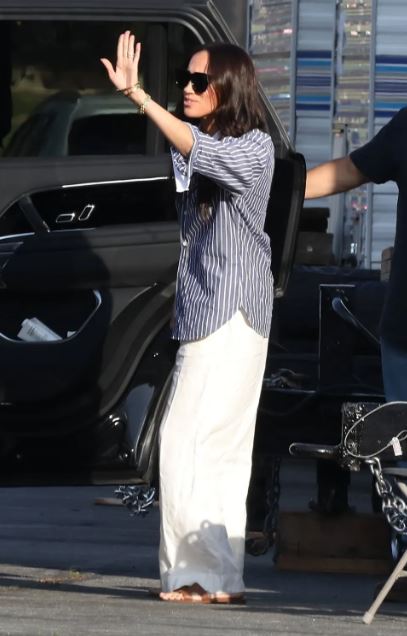 ميغان ماركل بإطلالة يومية بسيطة من موقع تصوير فيلمها الجديد (انترنت)