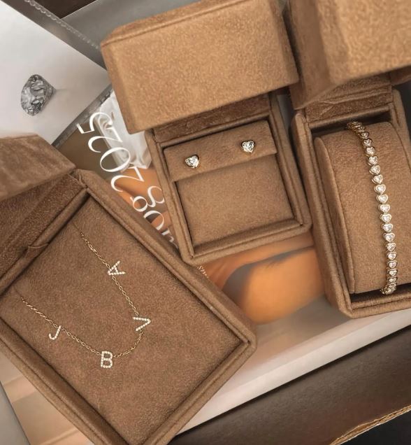 مجوهرات جيزيل بوندشين الماسية بأحرف أسماء أولادها (انستغرام)