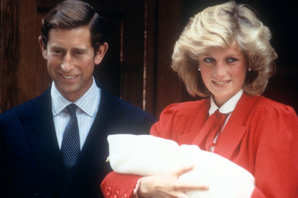 الاميرة ديانا والامير تشارلز في اول صورة مع الامير هاري عند ولادته (انترنت)