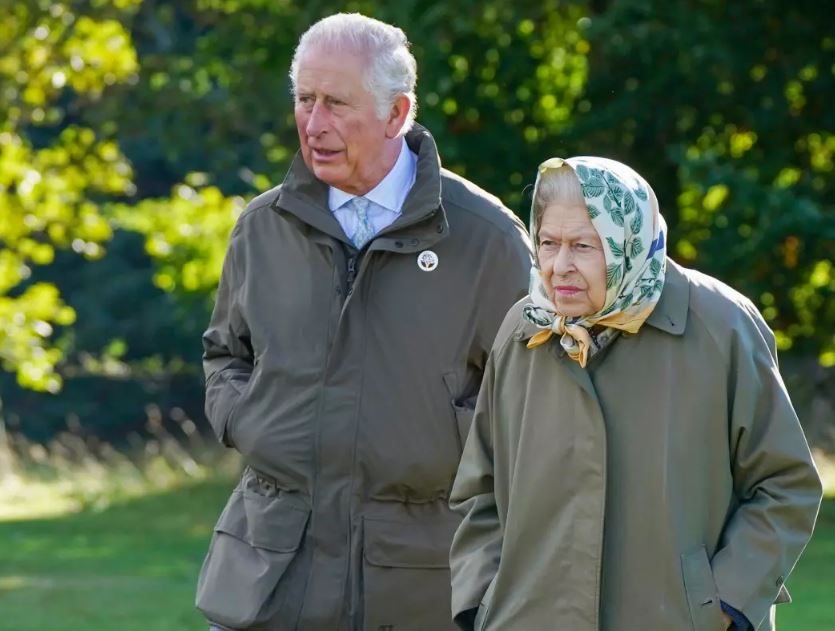 الملك تسارلز مع والتده الراحلة الملكة البيزابيث الثانية (انستغرام)