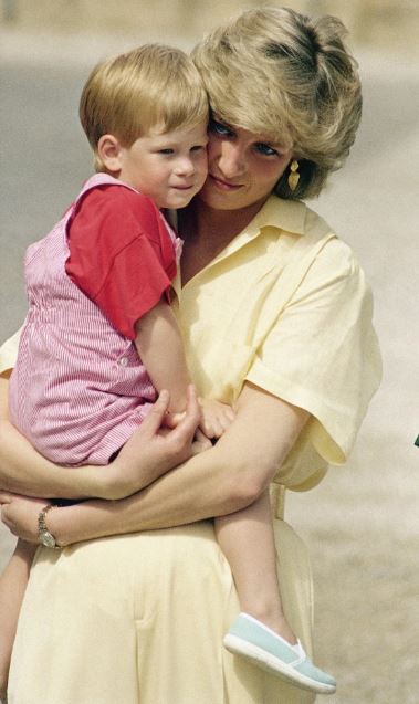 الاميرة ديانا تحمل الامير هاري (انترنت)