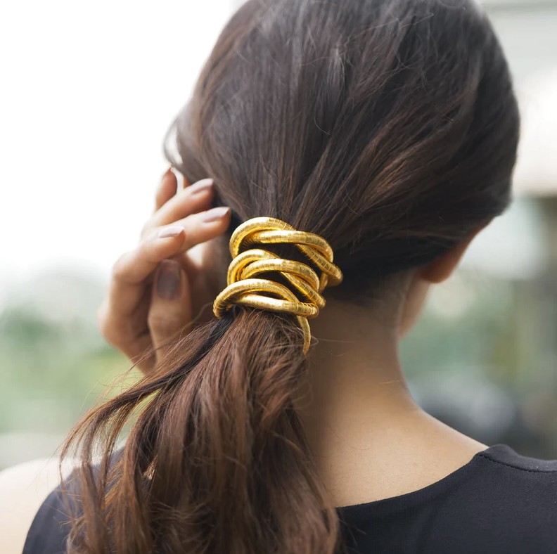 قلادة قابلة للثني كأكسسوار للشعرفي صيف 2025 (إنترنت)