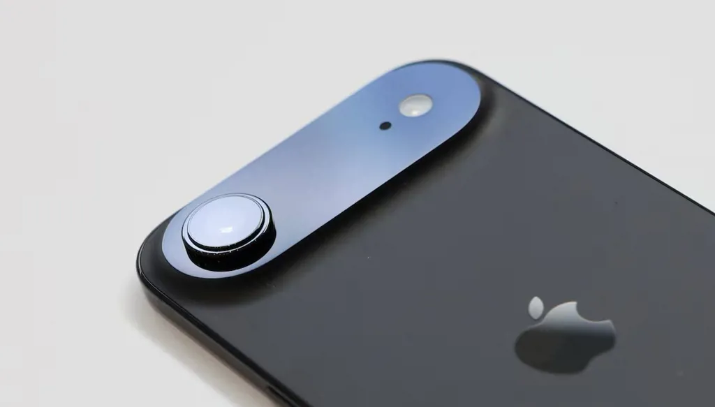 "أبل" بين رقّة "آيفون" الجديد وتباطؤ سباق الذكاء الاصطناعي