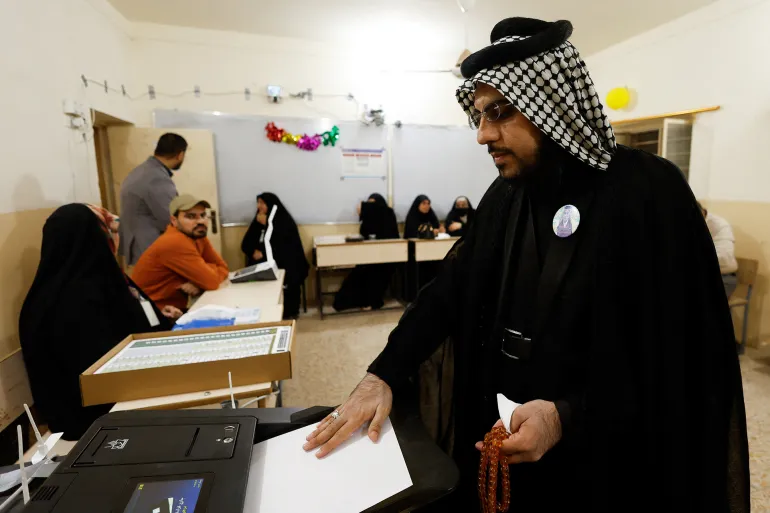 أحد المواطنين العراقيين خلال الإدلاء بصوته (أرشيفية)