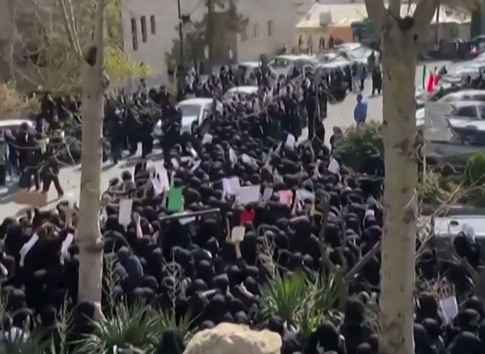 طلاب في جامعة الزهراء في ايران، (وكالات).