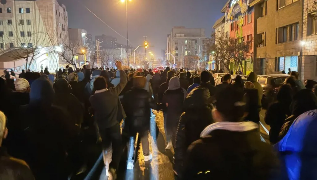 "أ ب": حجم الاحتجاجات والعنف في إيران يُذكّران بالفوضى التي رافقت الثورة الإسلامية عام 1979