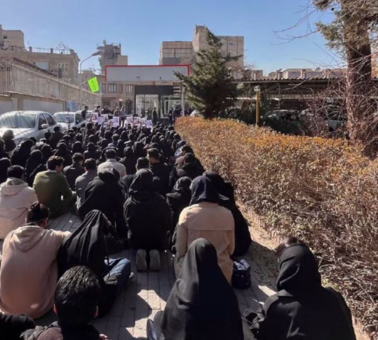 طلاب طب يتظاهرون يوم الثلاثاء في مشهد بإيران، (وول ستريت جورنال).