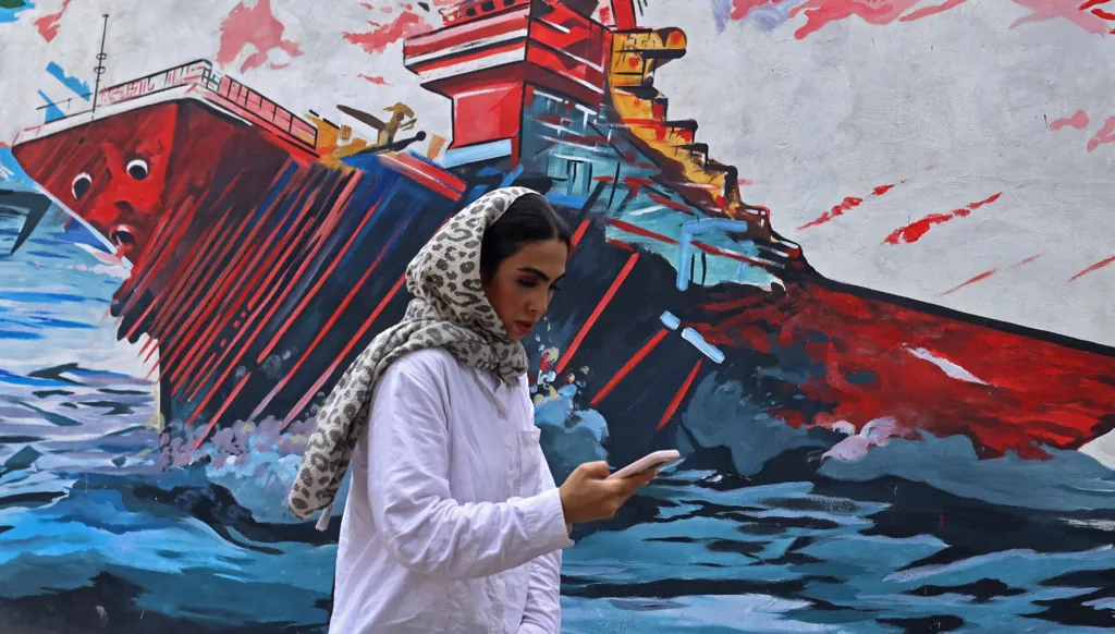 جدارية في طهران. (أ ف ب)