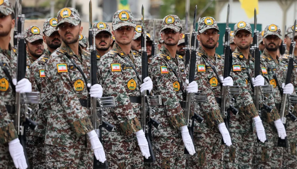 إيرانيون يرتدون ملابس مموّهة خلال حفل افتتاح مركز تدريبي أنشأه الجيش الإيراني لمتطوعي "جان-فدائي". (أ ف ب)
