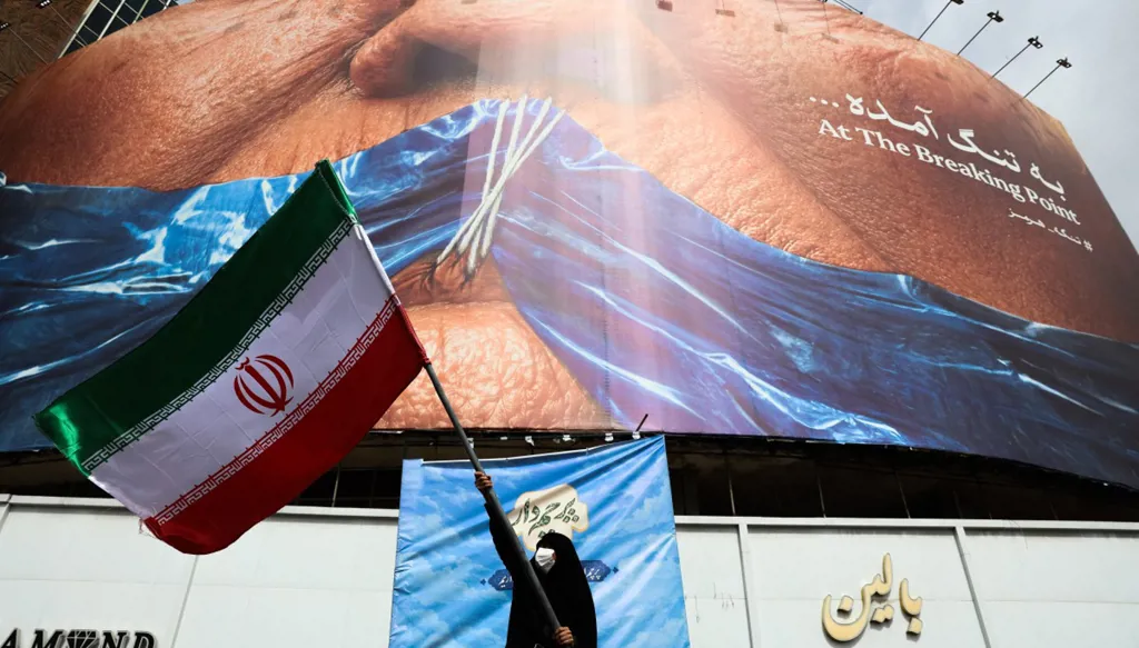 جدارية في طهران. (أ ف ب)