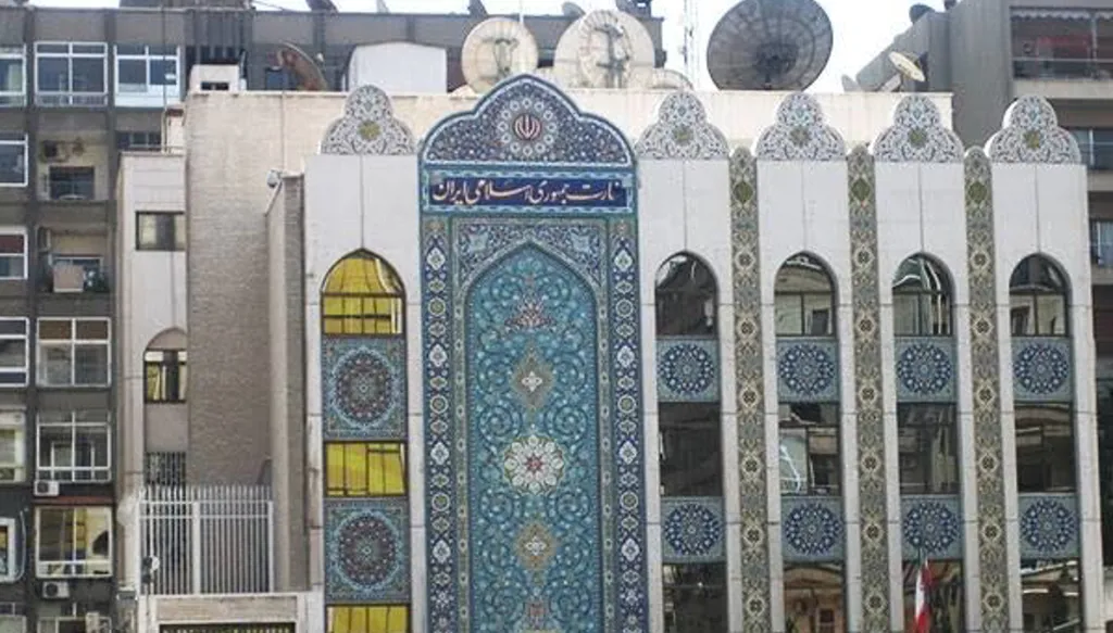 بالفيديو- إزالة صورة سليماني ونصرالله من السفارة الإيرانية بدمشق