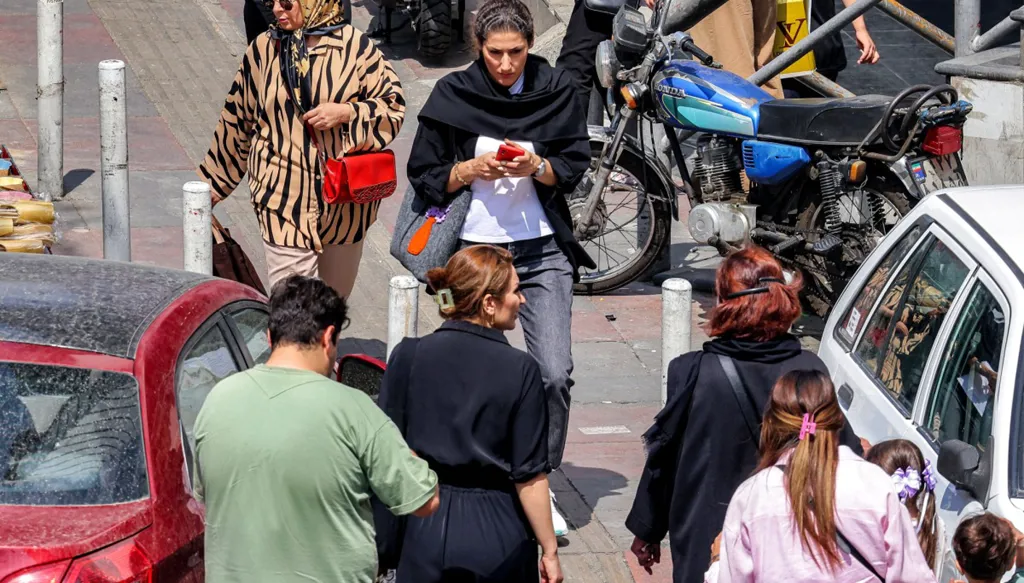 إيرانيون في طهران. (أ ف ب)
