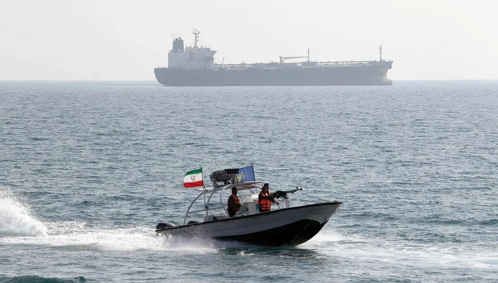 إيران تحتجز ناقلة نفط أجنبية في خليج عمان... واعتقال 17 شخصاً