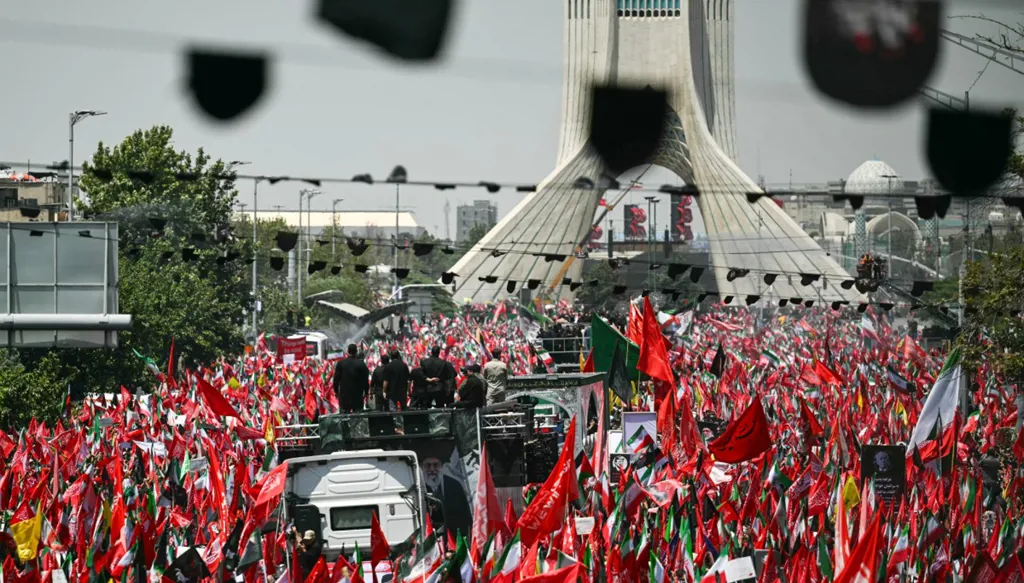 حشود في وداع خامنئي. (أ ف ب)