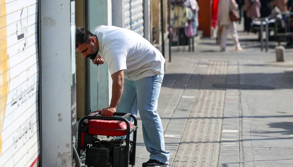 انقطاع الكهرباء في إيران... المؤسسات التجارية تعاني