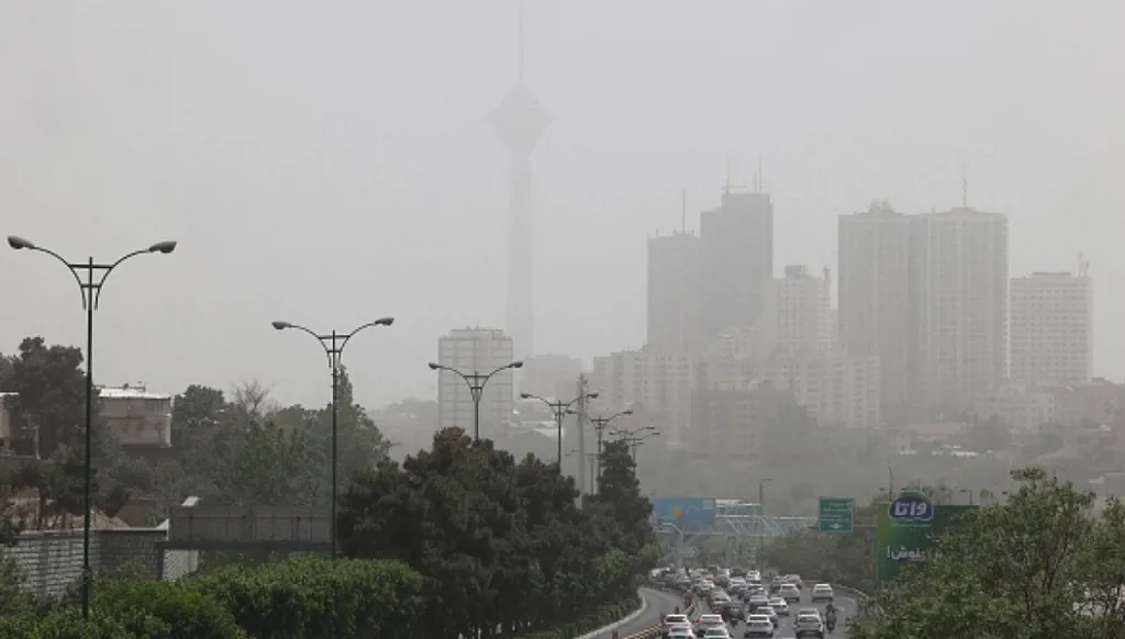 عاصفة رملية تقفل المدارس وتلغي رحلات جوية في إيران
