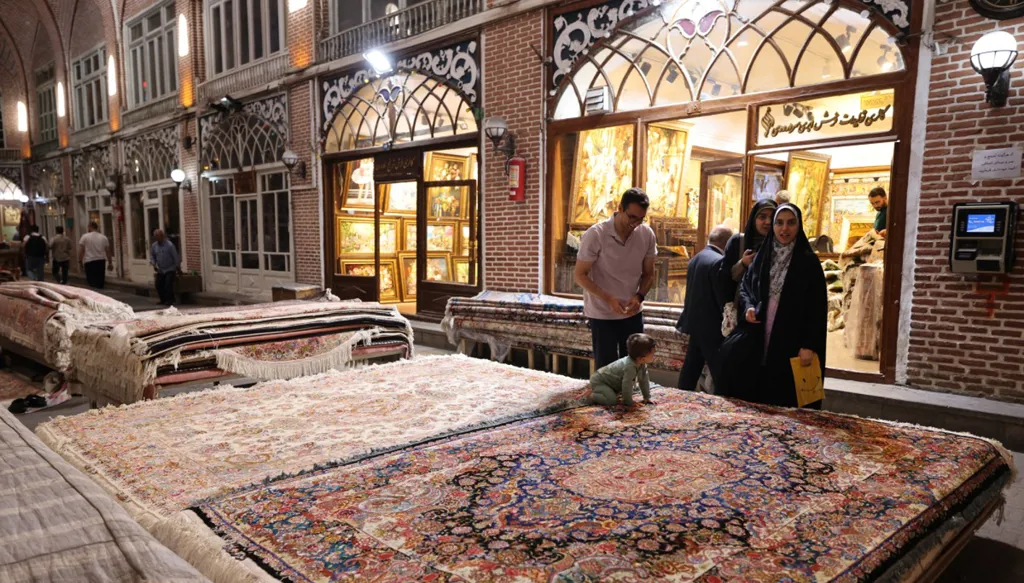 عقوبات وانهيار العملة... صناعة السجّاد الإيراني تحت الضغط!