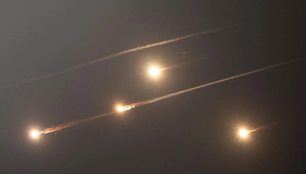 صواريخ إيرانية تضرب تل أبيب وسقوط قتيلة وعدد من الجرحى... والجيش الإسرائيلي: هجماتنا مستمرّة (صور وفيديو)