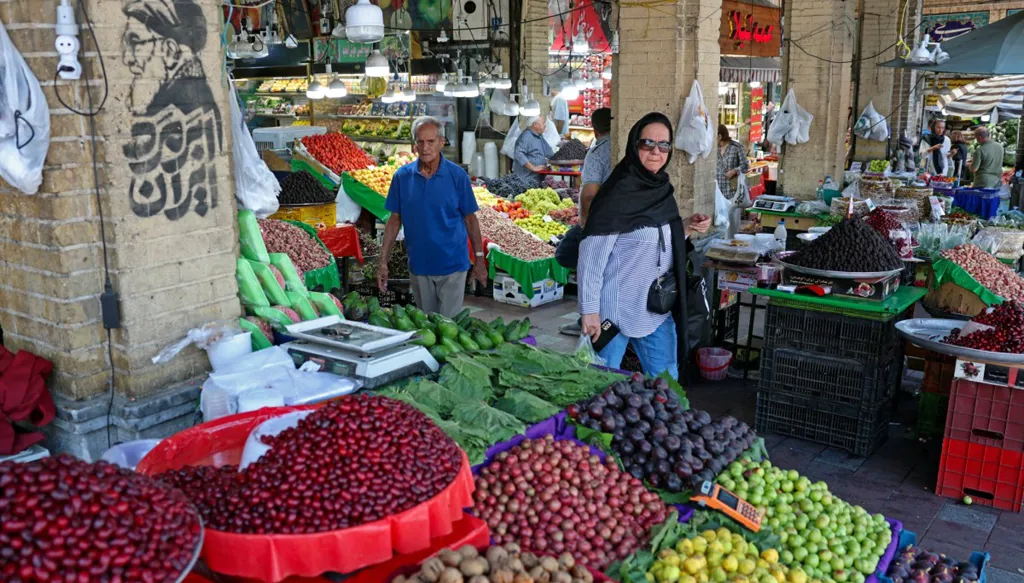سوق تجاري في إيران. (أ ف ب)