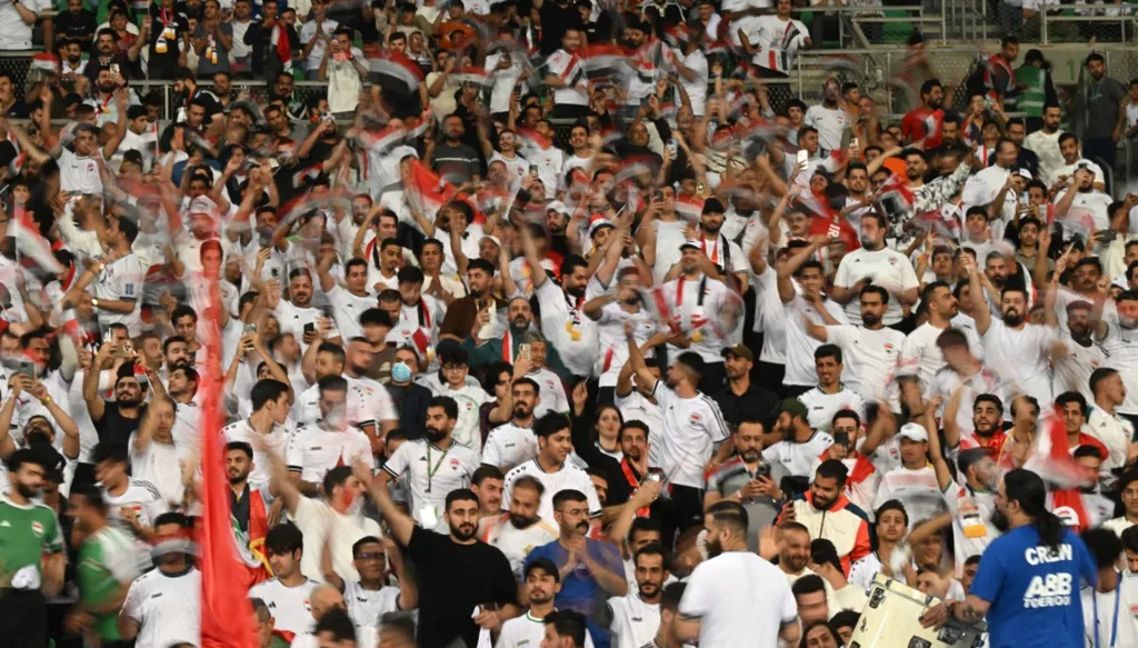 جماهير العراق تبدع بتيفو رائع في مواجهة الكويت (صورة)