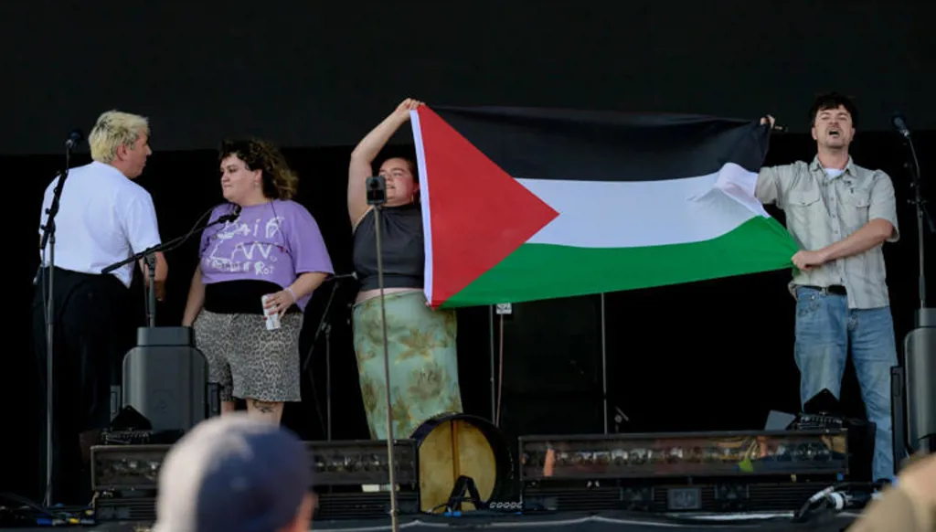 بريطانيا... مقاطعة مهرجان موسيقي بعد منع فرقة من رفع علم ‏فلسطين