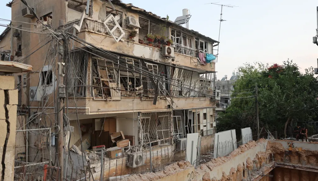 "تصعيد استثنائي"... إعلام عبري: خامنئي أمر شخصياً بضرب مراكز سكانية داخل إسرائيل