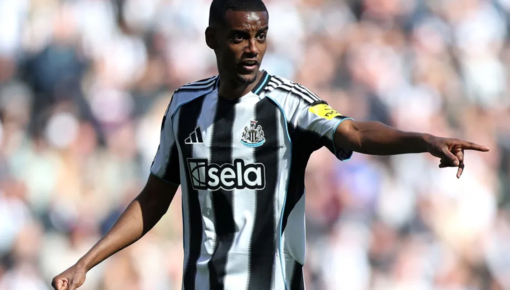 إيزاك ينسحب من معسكر نيوكاسل وهاو يردّ