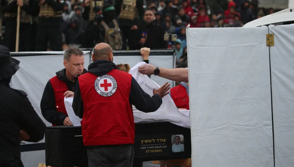 إسرائيل: التأكد من أن جثتين سلمتهما "حماس" تعودان لكفير وأرييل بيباس