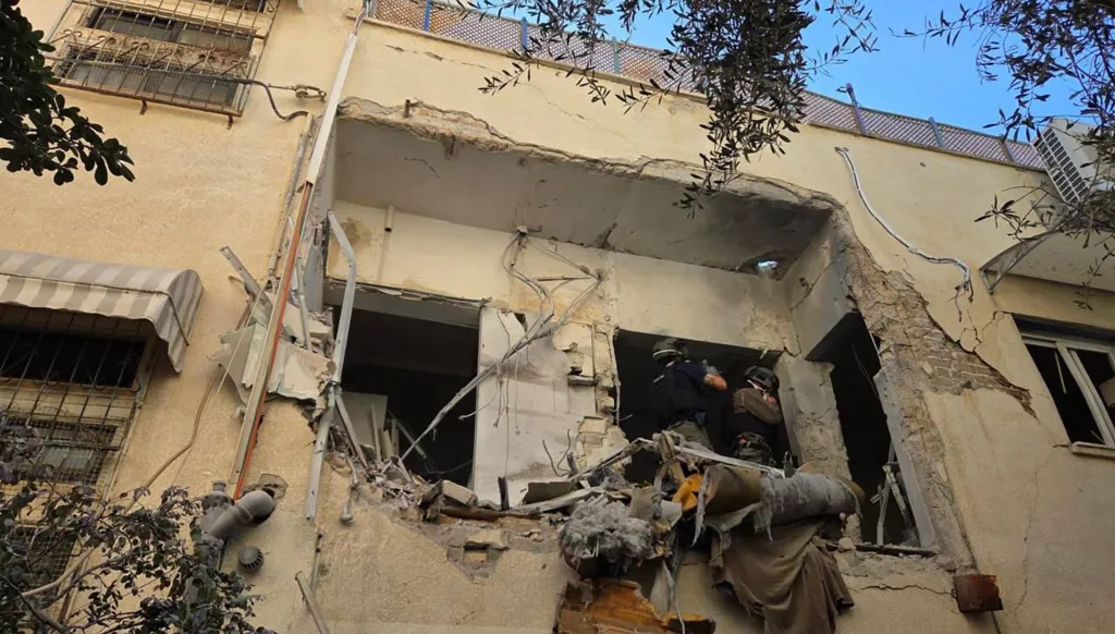 أضرار كبيرة في إسرائيل بعد رشقة صواريخ إيرانية (فيديو)