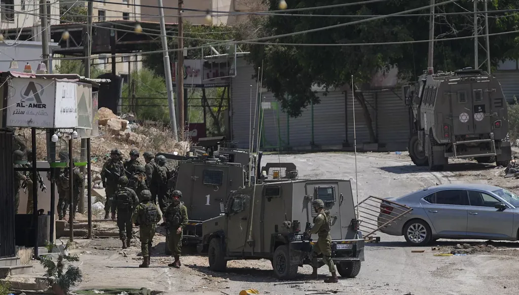 إسرائيل تقتل 8 فلسطينيين في مخيم للاجئين بالضفة