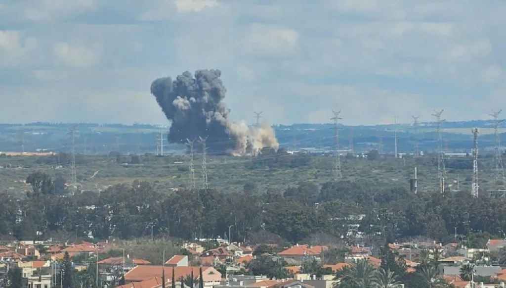 رشقات صاروخية إيرانية باتجاه إسرائيل... وتعطيل الحركة في مطار بن غوريون (فيديو)