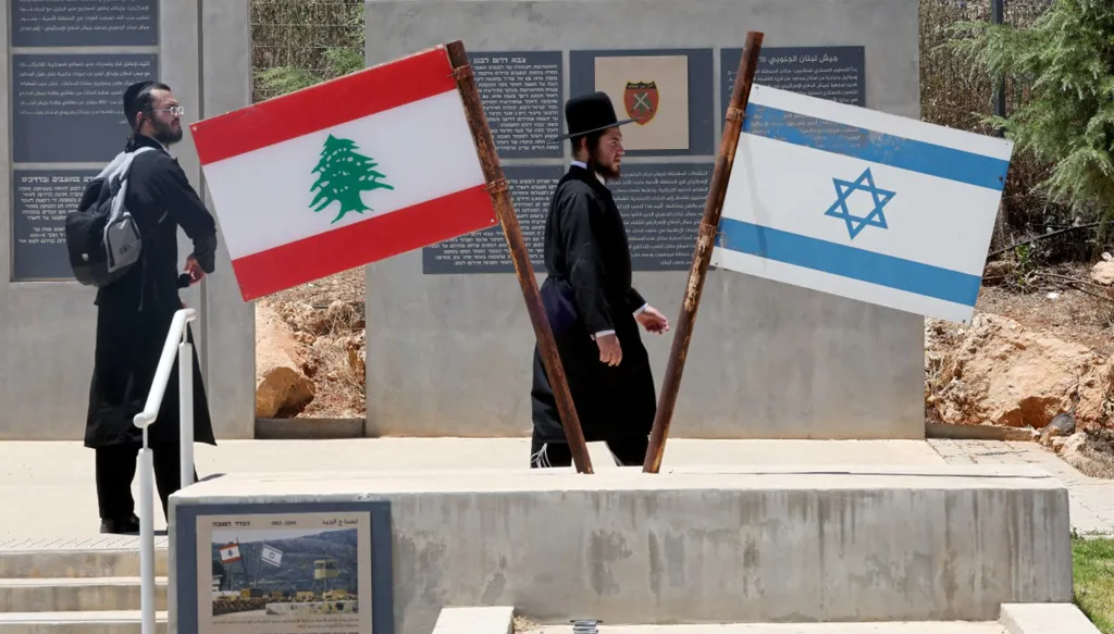 علما لبنان وإسرائيل. (أ ف ب)