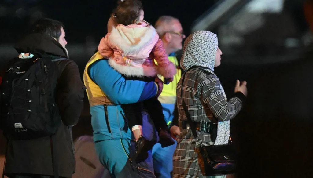 نقل 14 طفلاً من غزة إلى إيطاليا للعلاج (صور)