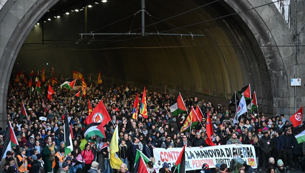 احتجاجات ضد حكومة ميلوني... وإلغاء رحلات