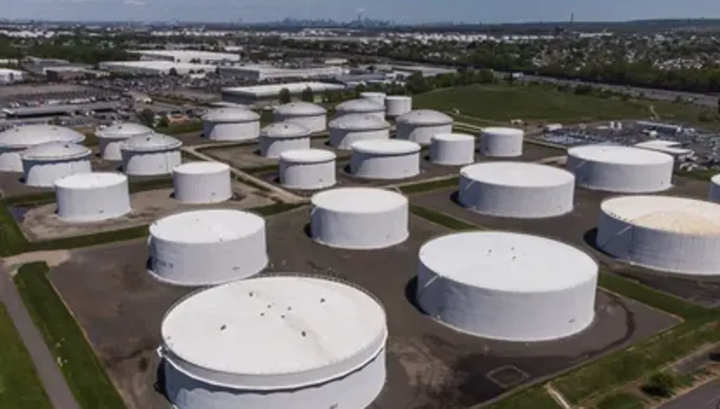 أعضاء الوكالة الدّولية للطّاقة يفرجون عن 400 مليون برميل نفط من الاحتياطي الاستراتيجي