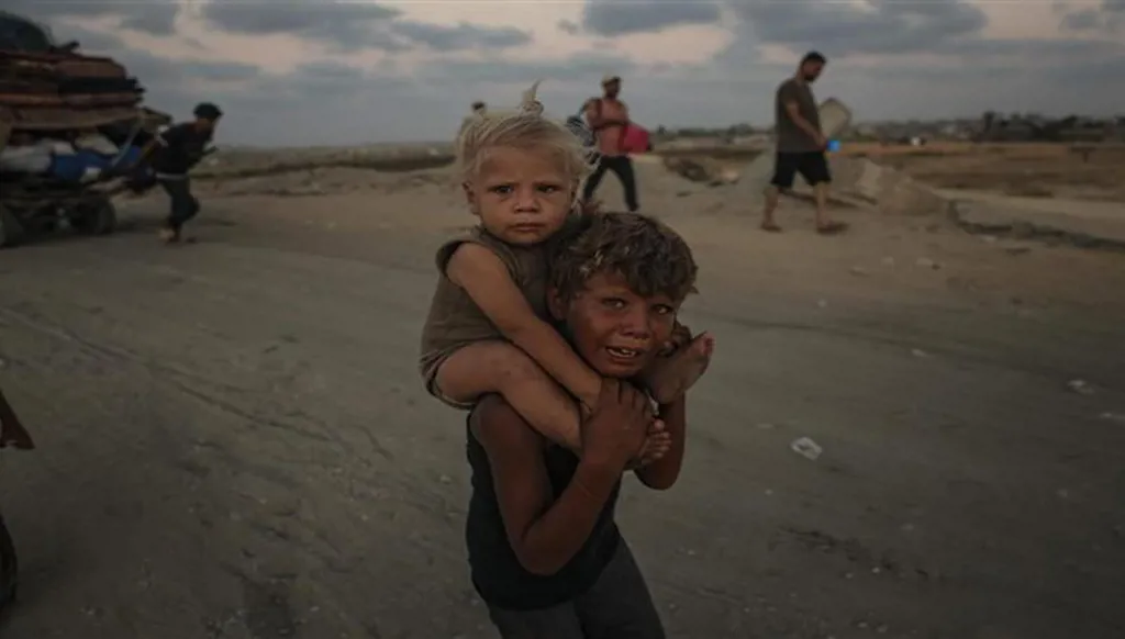 طفل غزة الذي أبكى العالم... مصر تتدخّل لإنقاذ "جدوع" وشقيقه (فيديو)