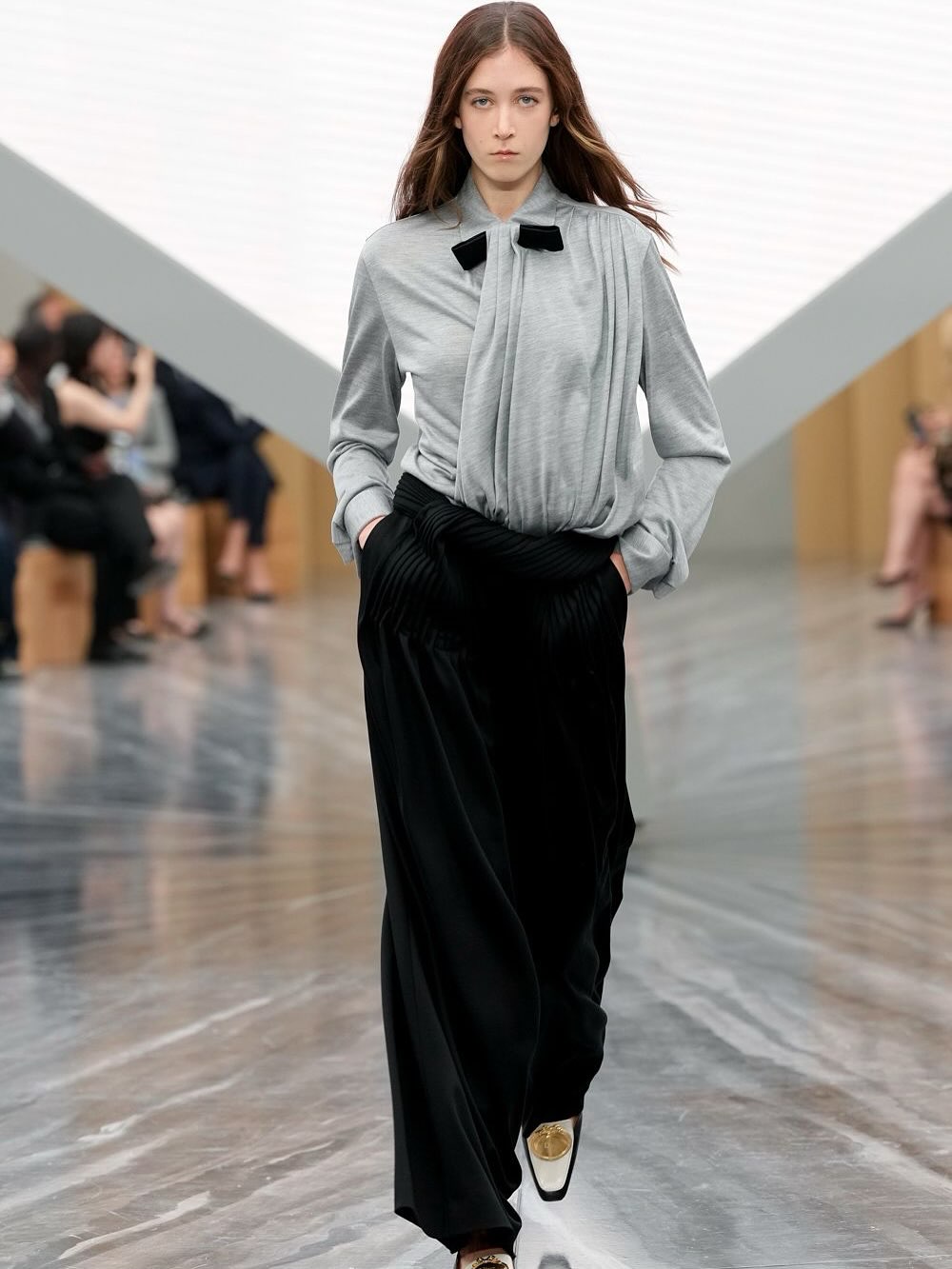 اطلالة صنداي روز في عرض ديور (انستغرام)