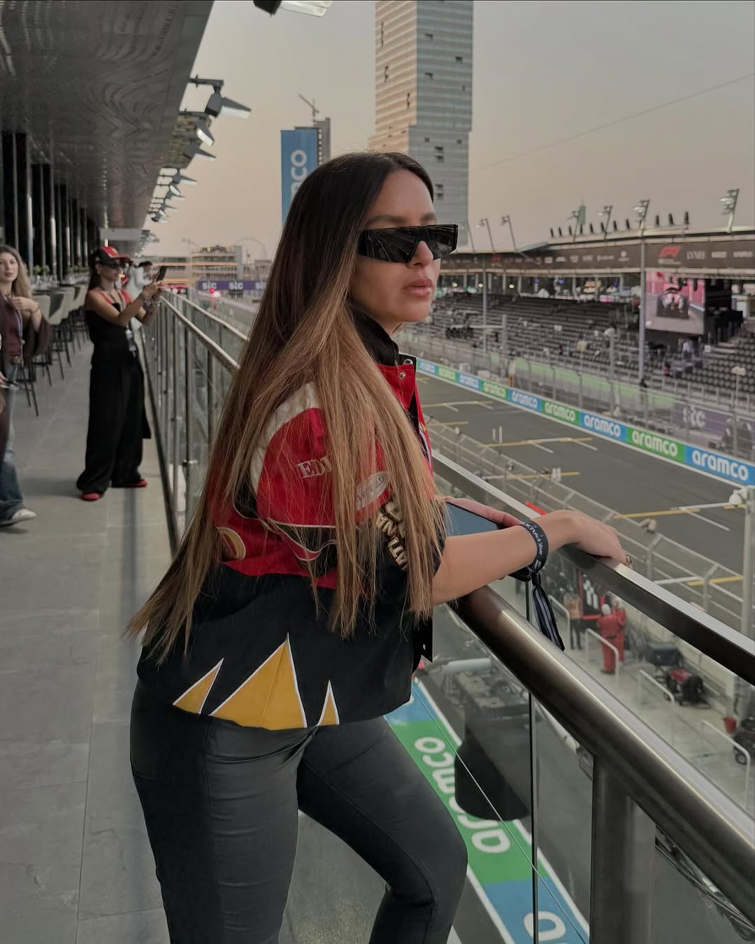 جميلة عوض تعتمد النظارات الشمسية الضخمة (انستغرام)