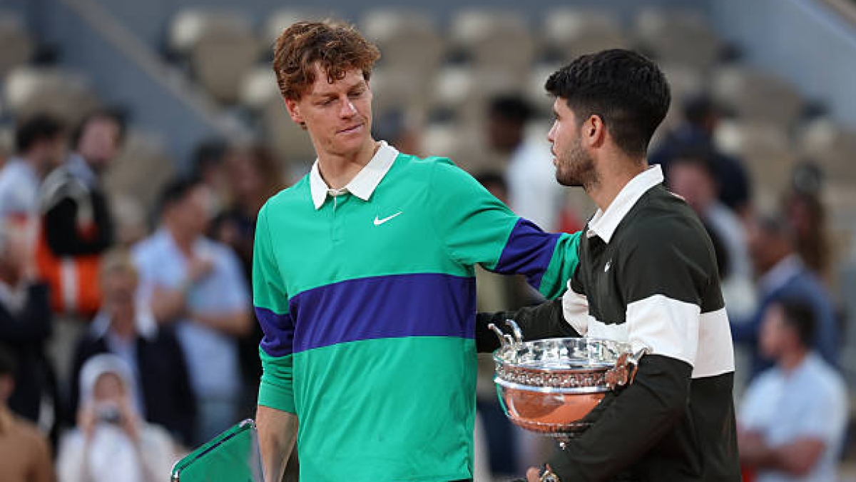 يانيك سينر وكارلوس ألكاراز في نهائي رولان غاروس عام 2025. (وكالات)