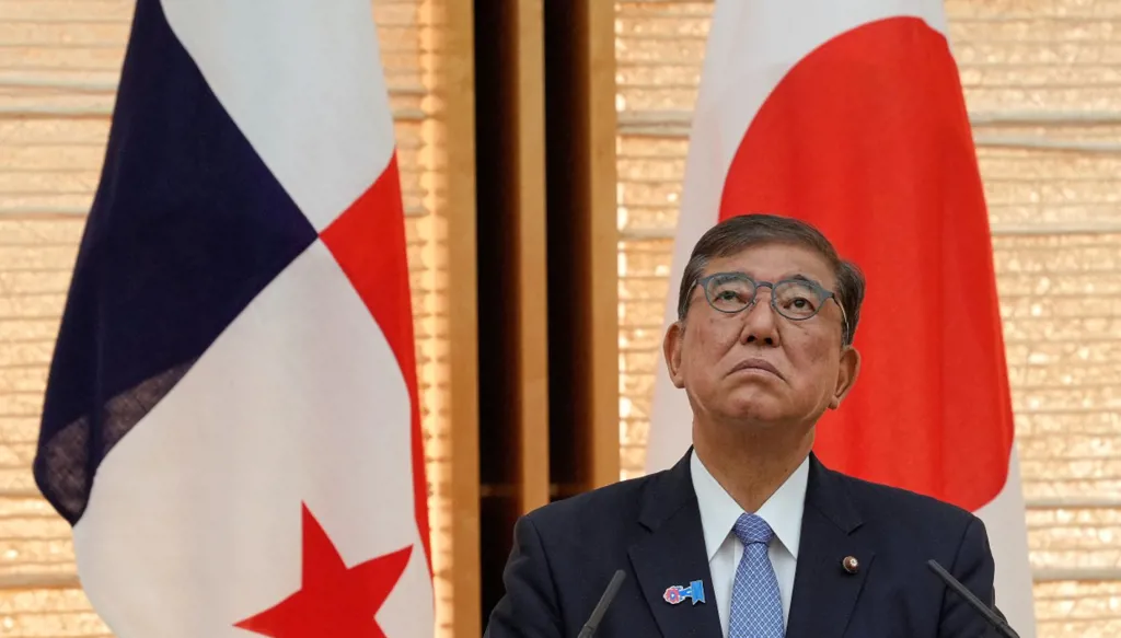 هل يُطاح برئيس وزراء اليابان؟