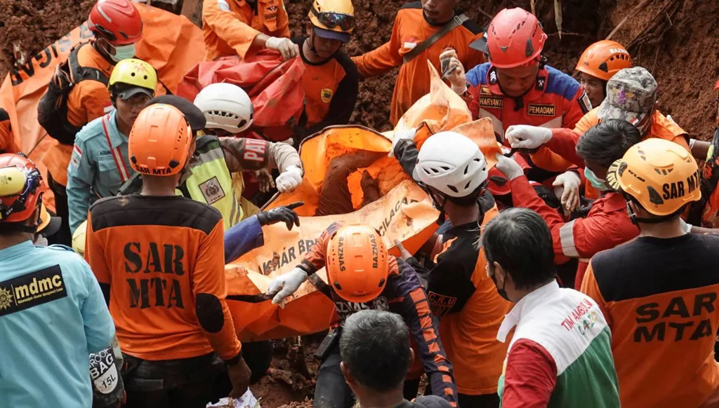 ارتفاع عدد قتلى الانهيارات الأرضية في إندونيسيا إلى 30‏