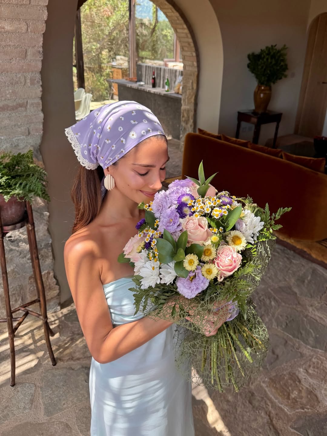 جيسيكا قهواتي بلوك صباحي عصري مع وشاح الرأس الرائج (إنستغرام)