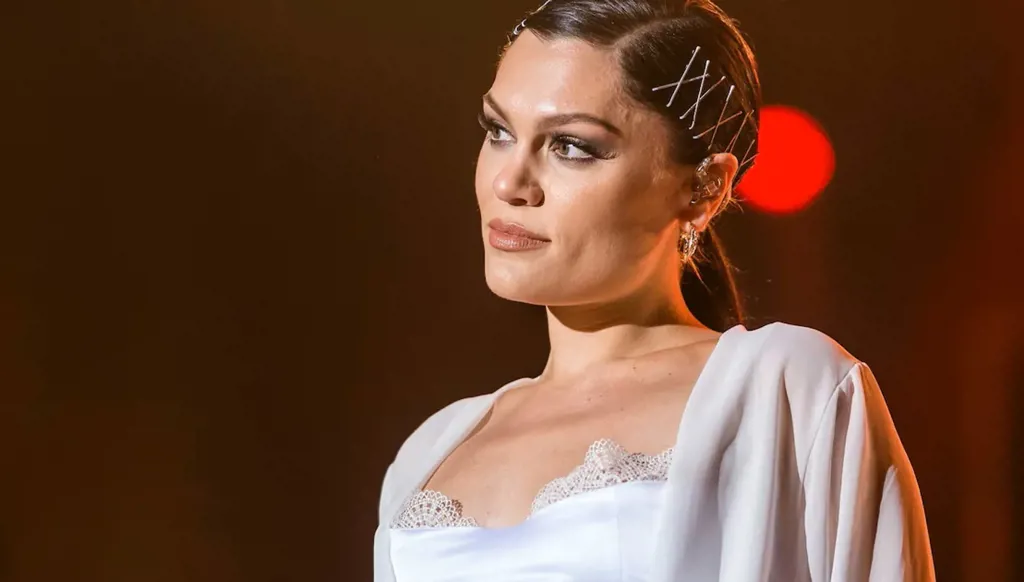 الفنانة البريطانية جيسي جيه تشارك مستجدات جراحتها لإزالة سرطان الثدي